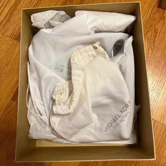 Michael Kors Collection Rigby Suede Sandals size 9 - BRAND NEW NEVER WORN - Picture 8 of 8